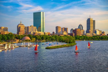 Boston, Massachusetts, ABD - 5 Haziran 2025: ikonik Back Bay silueti, Prudential Tower, John Hancock Kulesi ve Charles Nehri 'ndeki yelkenli tekneleri ile Boston' un güzel gün batımı manzarası.