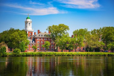 Cambridge, Massachusetts, ABD - Haziran 05, 2025 Harvard Üniversitesi Eliot House ve kule Cambridge, Massachusetts Charles Nehri boyunca görüldü