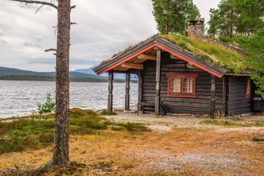 Norveç'te çim çatılı kabin