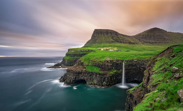 Gasadalur Köyü ve onun şelale, Faroe Adaları, Danimarka — Stok fotoğraf