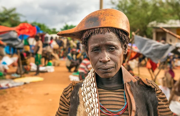 Hamar mujer en un mercado local en el sur de Etiopía —  Fotos de Stock