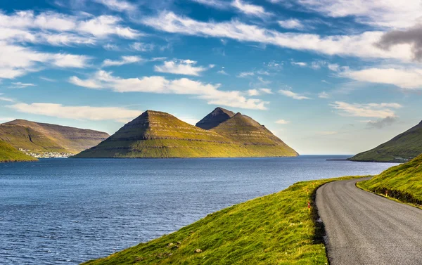 Isla de Bordoy vista desde la isla de Kalsoy, Islas Feroe — Foto de Stock