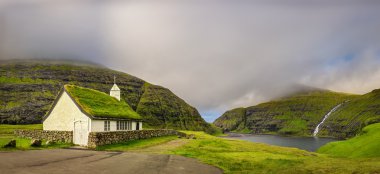 Köy Kilisesi ve bir göl Saksun, Faroe Adaları, Danimarka