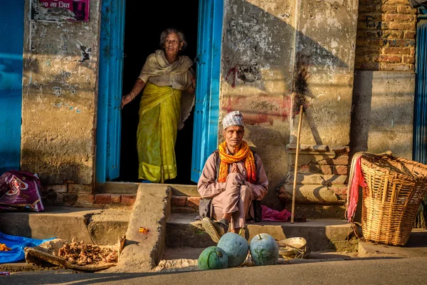 Casal velho na frente de sua casa em Kathmandu, Nepal — Fotografia de Stock