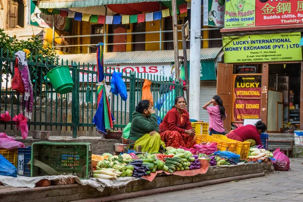 Nepalesische Frauen verkaufen Gemüse in Kathmandu, Nepal — Stockfoto