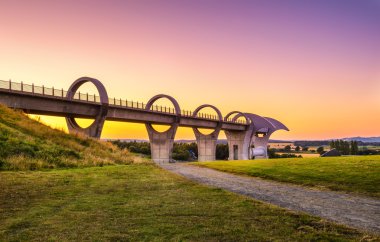 Falkirk direksiyon başında günbatımı, İskoçya, Birleşik Krallık