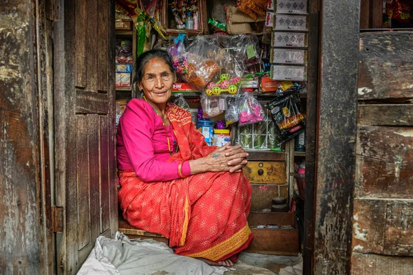 Velha senhora nepalesa vende bens em sua loja, Kathmandu, Nepal — Fotografia de Stock