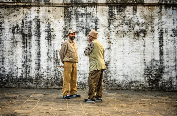 Two aged men discuss in the street, Kathmandu, Nepal — Stock Photo, Image