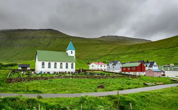 Small village church with cemetery in Gjogv, Faroe Islands, Denm — Φωτογραφία Αρχείου