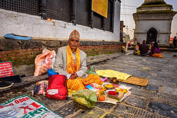 Nepalese man selling religious tools in  ancient Pashupatinath Temple, Nepal — 스톡 사진