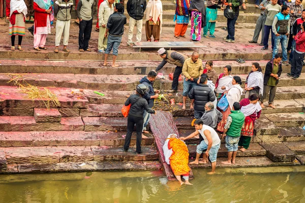 Hinduistické lidé navštěvují náboženský pohřební obřad v Nepálu — Stock fotografie