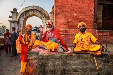 Antik Pashupatinath Tapınağı'nda üç Shaiva sadhus, Katmandu, 