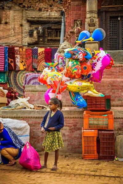 Young girl  sells balloons in the street of Kathmandu — Zdjęcie stockowe