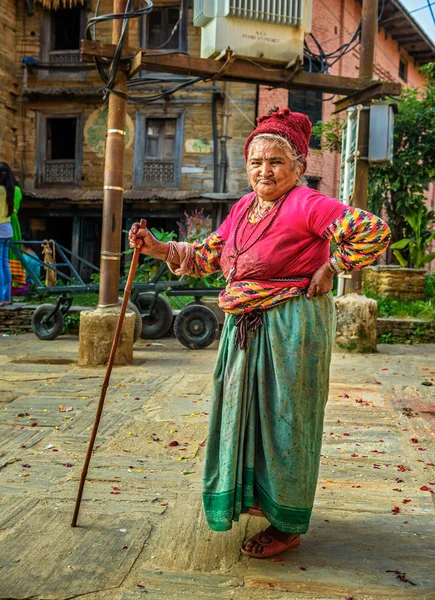 Very old woman with a walking stick in Bandipur — Stock Photo, Image