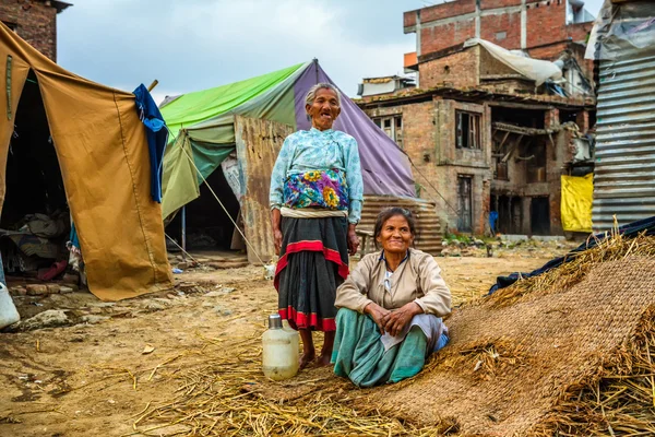 Mulheres desabrigadas sentam-se na frente de sua tenda no Nepal — Fotografia de Stock