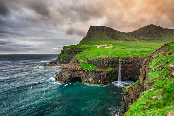 Gasadalur Köyü ve onun şelale, Faroe Adaları, Danimarka — Stok fotoğraf