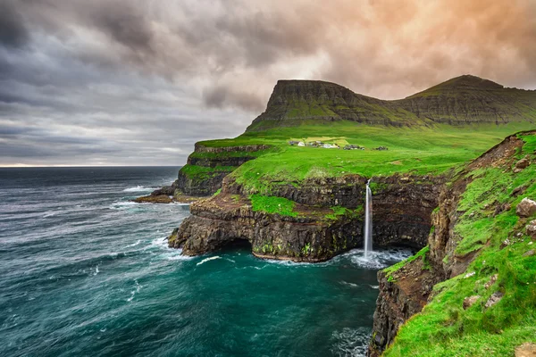 Gasadalur dorp en haar waterval, Faeröer-eilanden, Denemarken — Stockfoto