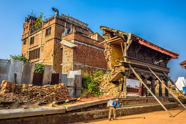 Old man walks around a building destroyd by earthquake in Nepal — Stock Photo, Image