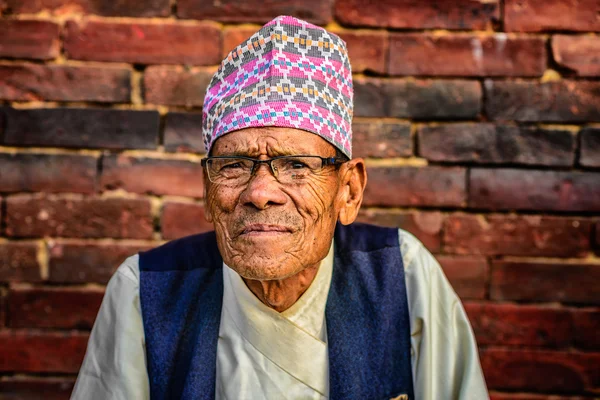 Elderly man with glasses sits in Kathmandu, Nepal — Stock Photo, Image