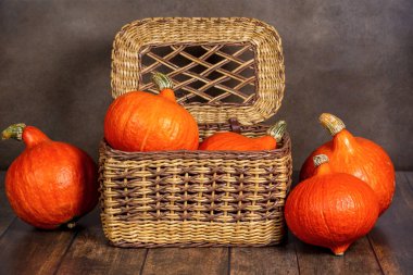 Masada sepet, balkabakları ve arka planda sonbahar yaprakları..
