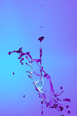 Renkli su sıçramasının soyut arkaplanı, renkli damlaların çarpışması.