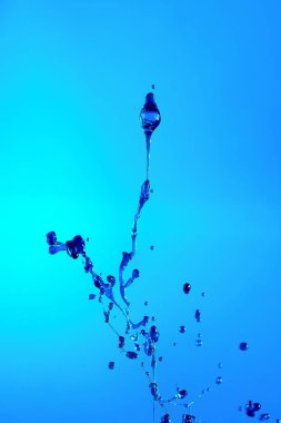 Renkli su sıçramasının soyut arkaplanı, birbirine doğru düşen renkli damlaların çarpışması. Kapatın. kavram sanatı
