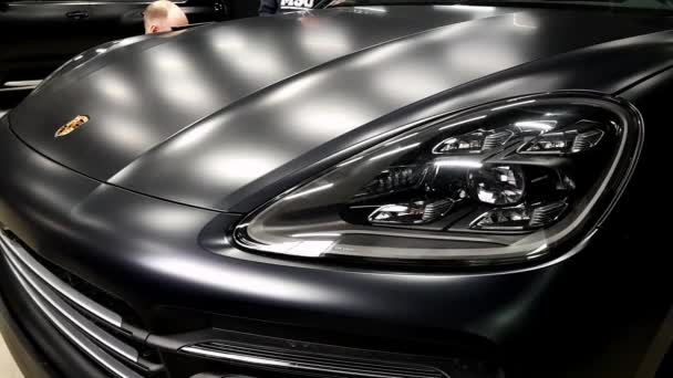Porsche Cayenne Carro Coberto Com Uma Película Protetora Tinta Fosca — Vídeo de Stock