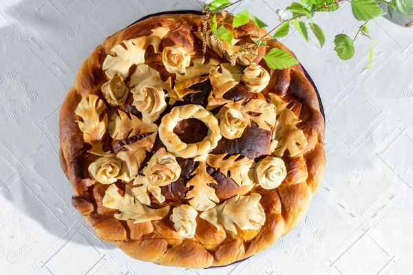 Ekmek nakış üzerinde yatar. Loaf düğün pastası arka planda yakın plan, düz yatak, düğün somunu 