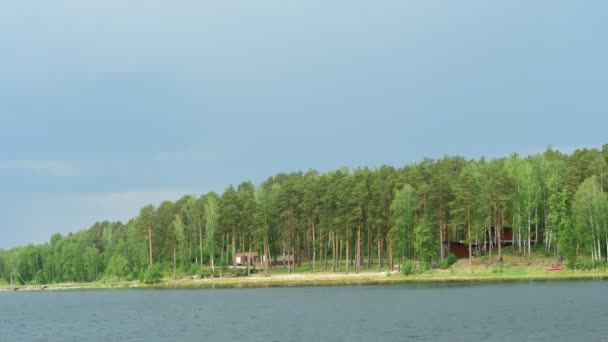 Forêt Verte Avec Des Maisons Campagne Sur Rivage Sous Ciel — Video