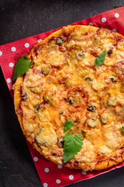 Siyah arka planda pizza. İnternetten bir restoranda yemek sipariş et. Rahat sürüş.