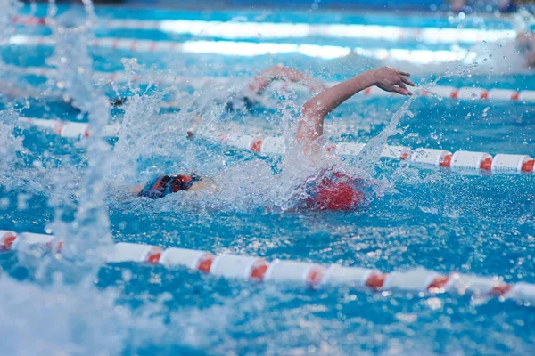 Nadador Gorro Estende Braços Água Durante Treino Peito Piscina Foco — Fotografia de Stock