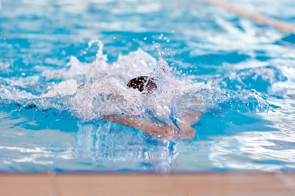 Nadador Gorro Estende Braços Água Durante Treino Peito Piscina Foco — Fotografia de Stock