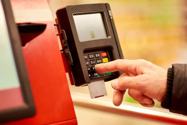 Man Pays Food Bank Card Supermarket Buying Food Coronavirus Pandemic — Stock Photo, Image