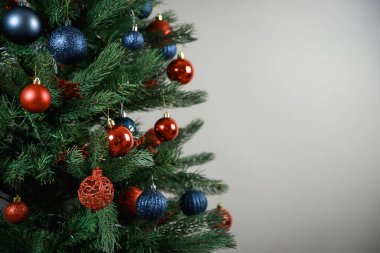 Madalyalı Noel ağacı. Mavi ve kırmızı balonlar, Noel oyuncakları.
