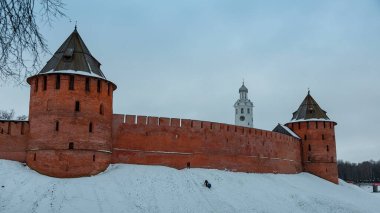 Kırmızı tuğladan kale. Novgorod Kremlin. Soğuk bir kış akşamı. Eski bir yapı..
