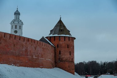 Kırmızı tuğladan kale. Novgorod Kremlin. Soğuk bir kış akşamı. Eski bir yapı..