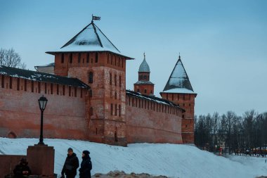 Kırmızı tuğladan kale. Novgorod Kremlin. Soğuk bir kış akşamı. Eski bir yapı..