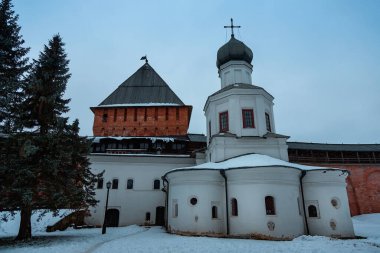 Kırmızı tuğladan kale. Novgorod Kremlin. Soğuk bir kış akşamı. Eski bir yapı..