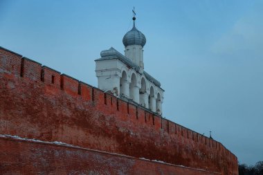 Kırmızı tuğladan kale. Novgorod Kremlin. Soğuk bir kış akşamı. Eski bir yapı..