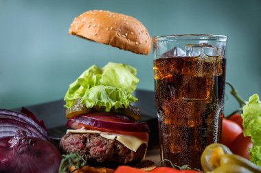 Lezzetli burger. Sebze ve hamburger dolu bir hayat.