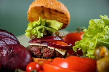 Klasik burger işte. Ev yapımı hamburger. Et ve sebze..
