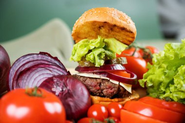 Lezzetli burger. Sebze ve hamburger dolu bir hayat.