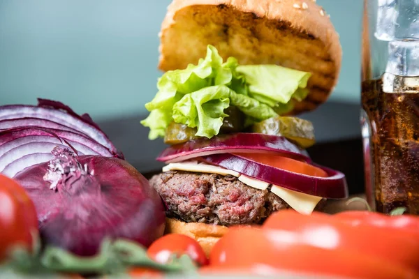 Lezzetli burger. Sebze ve hamburger dolu bir hayat.