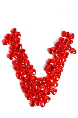 Yazıt aşkı kırmızı cam kalplerden yapılmıştır. Beyaz arka planda izole edin. V harfi.