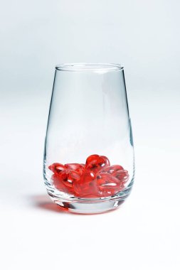 Sevgililer Günü. Bardaktaki küçük kırmızı cam kalpler..