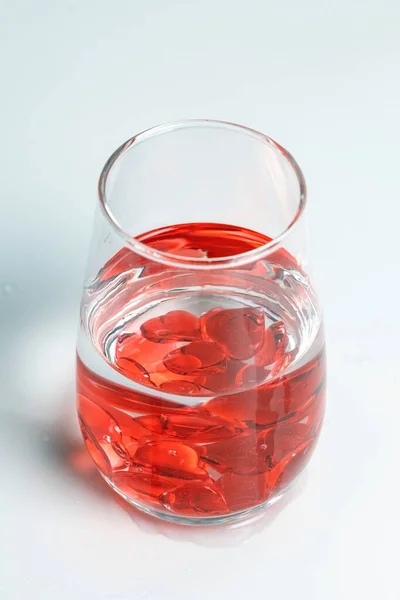 День Святого Валентина Маленькие Красные Стеклянные Сердечки Стакане Воды Всплеск — стоковое фото
