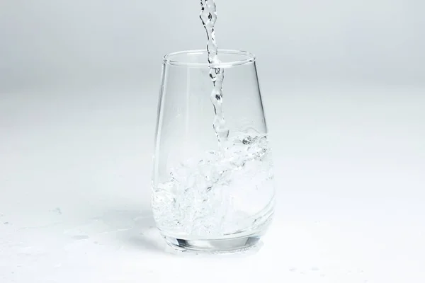 Temiz Bir Bardağa Doldurulur — Stok fotoğraf