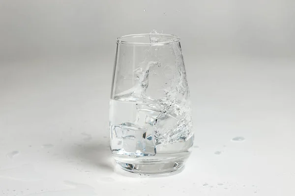 Temiz Bir Cam Bardağa Dökülür Bardaktaki Buz — Stok fotoğraf