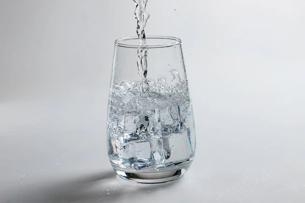 Czystą Wodę Wlewa Się Szklanego Kubka Lód Szklance — Zdjęcie stockowe