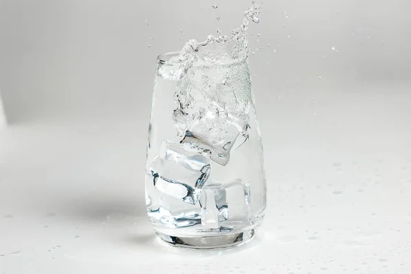 Чистая Вода Наливается Стеклянную Чашку Лед Стакане — стоковое фото